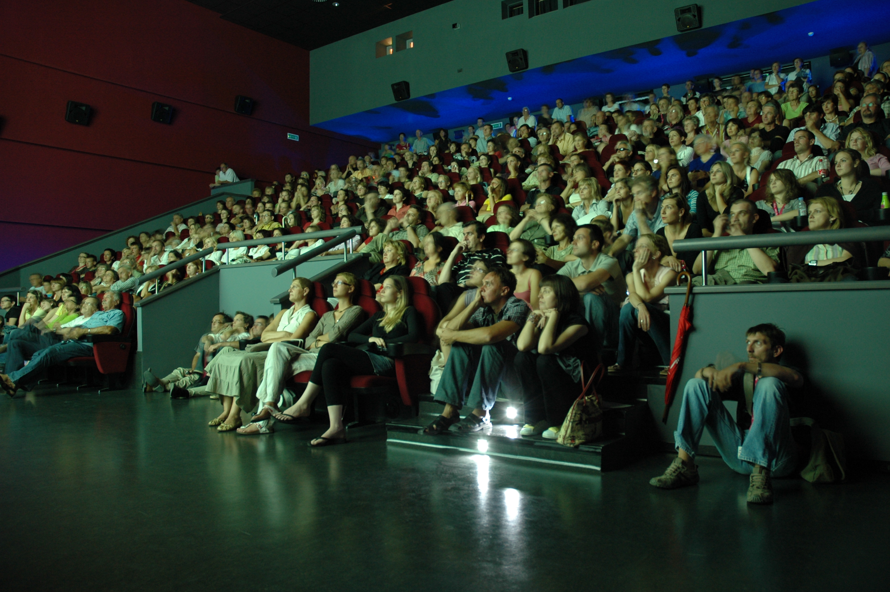 Kino Valli - full house.JPG