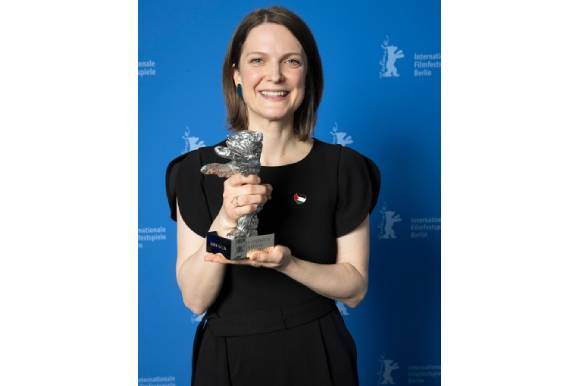 Genevi&egrave;ve Dulude-de Celles with the award for Nina Roza