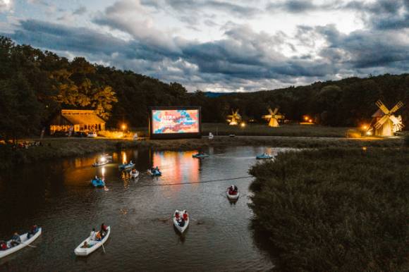 A spectacular experience announcing the 29th edition of the Astra Film Festival Floating Cinema on the lake in Dumbrava Sibiului